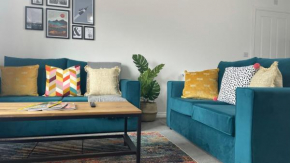 Modern coach-house with off-street parking and free Wi-fi